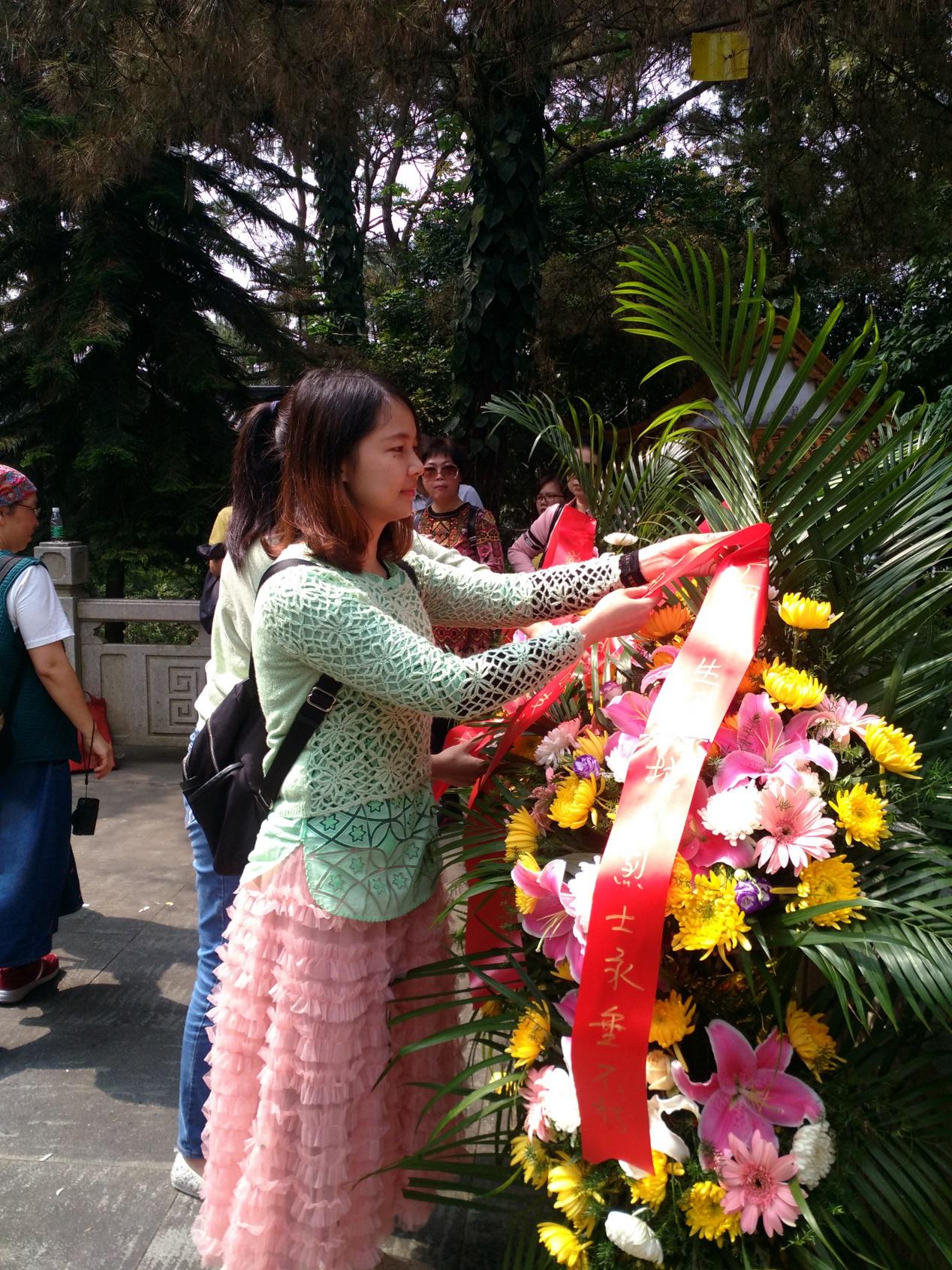 我校第四党支部开展“弘扬爱国主义精神　继承革命优良传统”主题党日活动