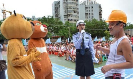 防城港真人版光头强携团支部美女交警演绎车出