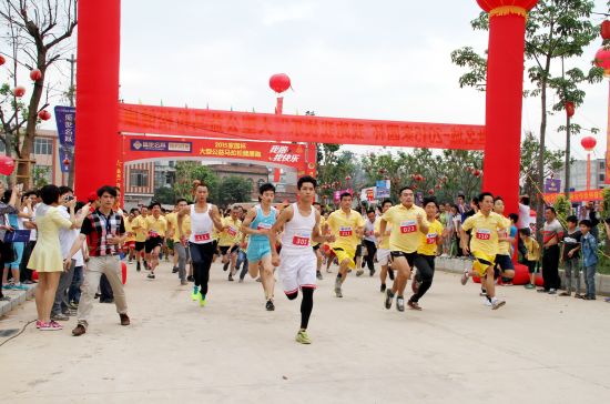 平南县开展纪念五四运动96周年我跑我快乐大
