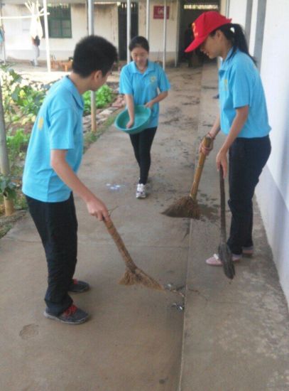 恭城西部计划志愿者开展重阳节敬老爱幼志愿服