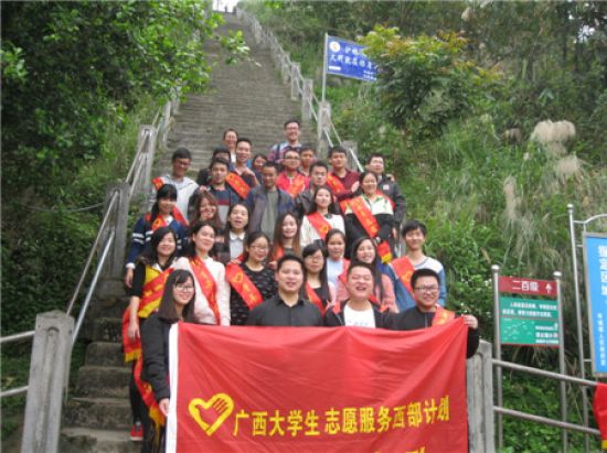岑溪共青团组织西部计划志愿者开展学雷锋服务