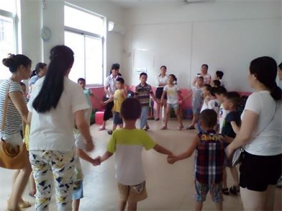 长湖社工站开展关爱自闭症儿童活动_广西共青