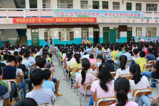 隆安县:法制教育进课堂 和谐文明伴成长_广西