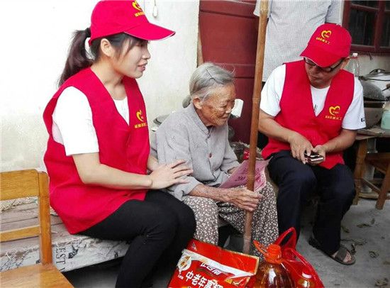 玉林市福绵区青年志愿者:慰问受伤孤寡老人 传