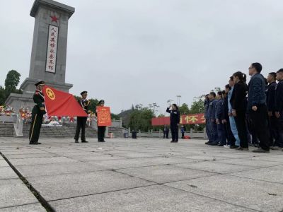 灵山县开展“缅怀先烈、牢记使命、共筑中国梦”暨“青春心向党·建功新时代” 主题教育活动