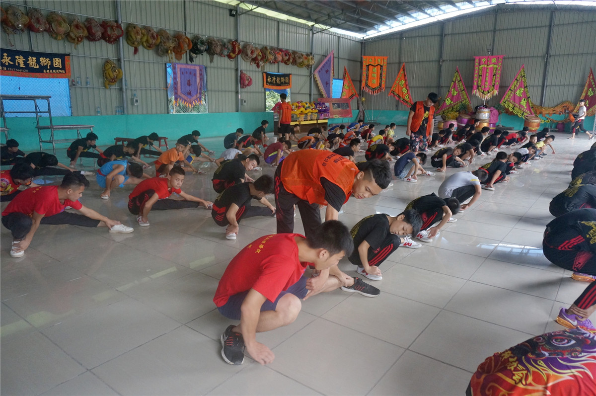 探东方狮王之乡，承民族文化之魂 广西大学行健文理学院赴藤县观摩交流龙狮文化