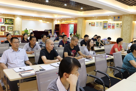 广西团校党委副书记、校长陈志杰给全体党员上党课