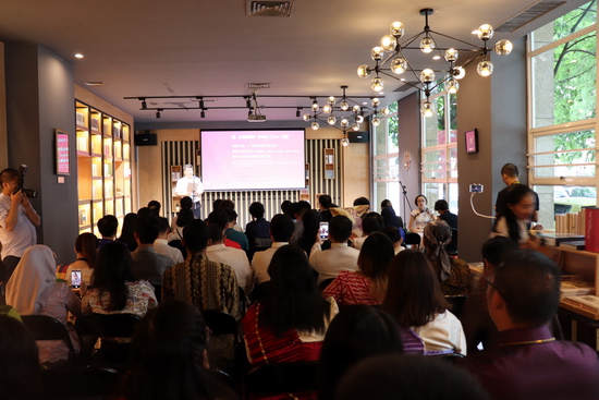 中国（广西）国际青年交流学院举行第52期东盟青年干部(印度尼西亚、马来西亚、菲律宾、新加坡、泰国)培训班毕业典礼