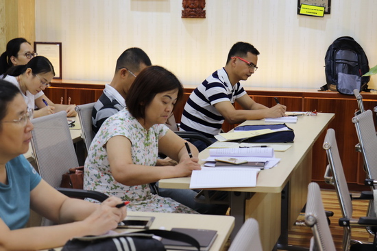 广西团校党委副书记、校长陈志杰给全体党员上党课