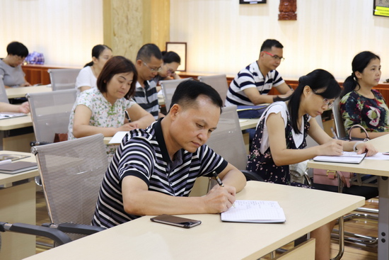 广西团校党委副书记、校长陈志杰给全体党员上党课