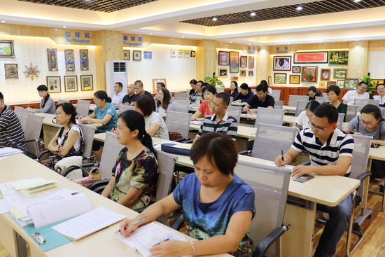 广西团校党委副书记、校长陈志杰给全体党员上党课