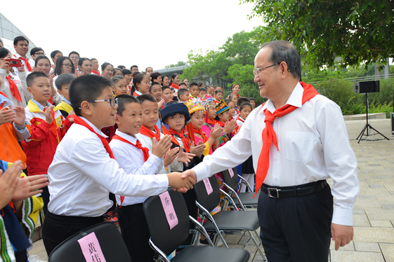 鹿心社深情寄语全区各族少年儿童，说了“四个好”