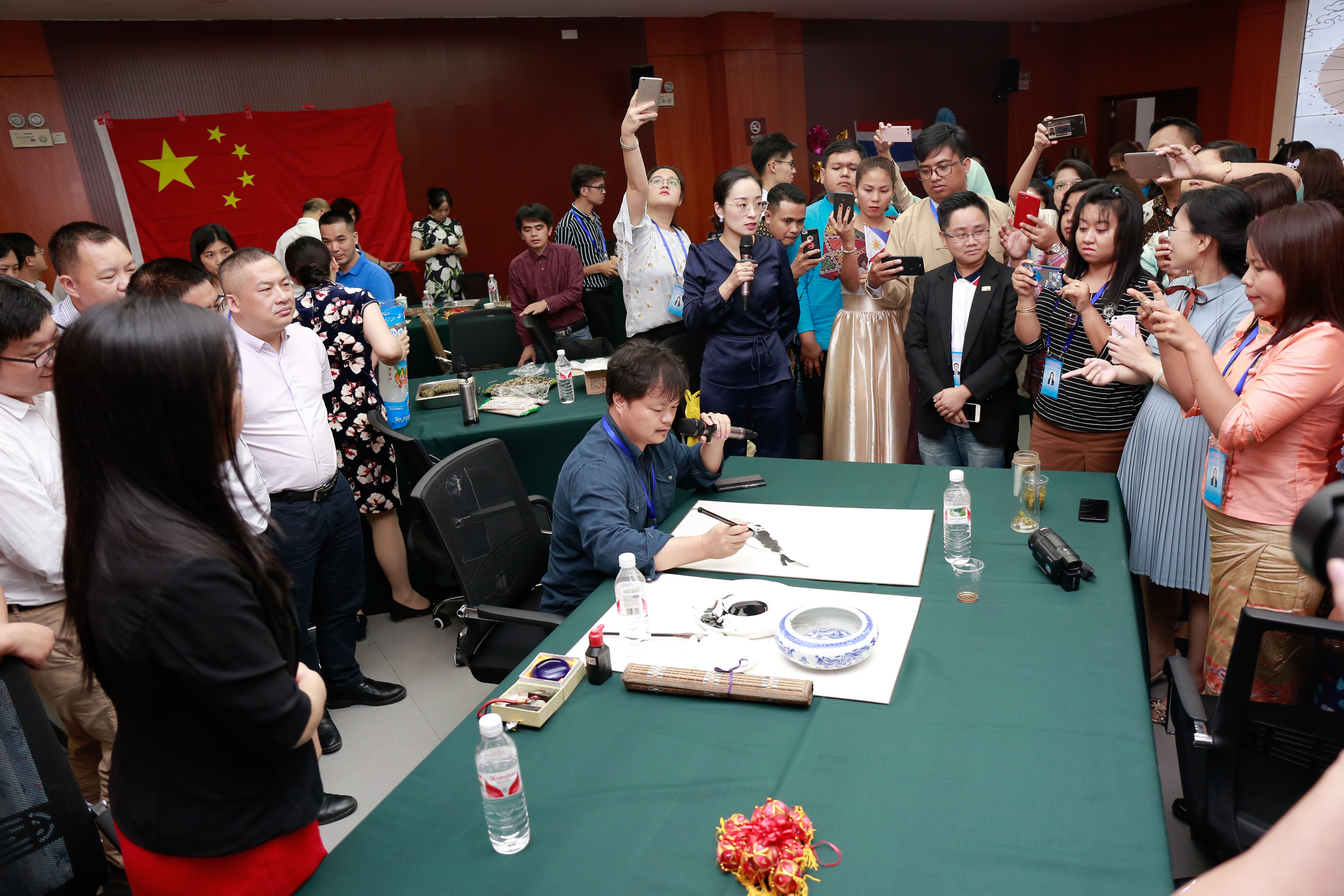 2019年“未来之桥”第二期中国一东盟青年领导人研修计划项目六国代表团学员与广西社会主义学院广西党外中青年干部培训班学员进行文化交流会