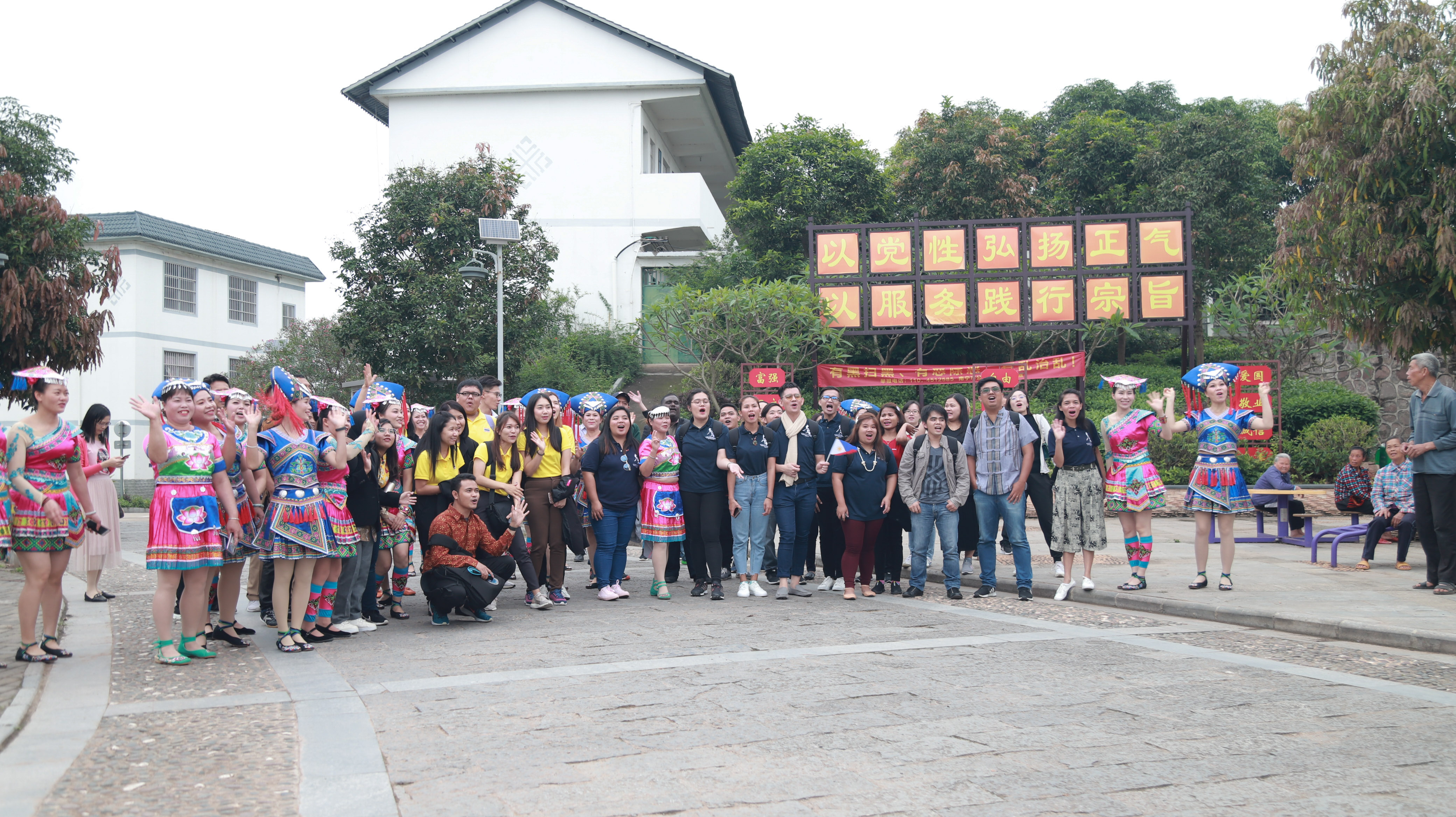 2019年“未来之桥”第二期中国一东盟青年领导人研修计划项目六国代表团考察南宁市良庆区坛板坡村