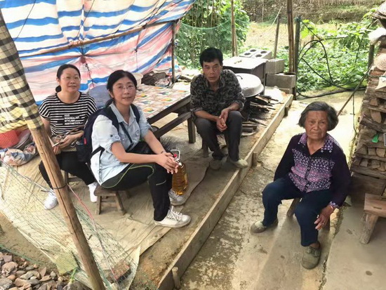 广西团校赴梧州市蒙山县黄村镇平原村、百合村，开展扶贫慰问活动