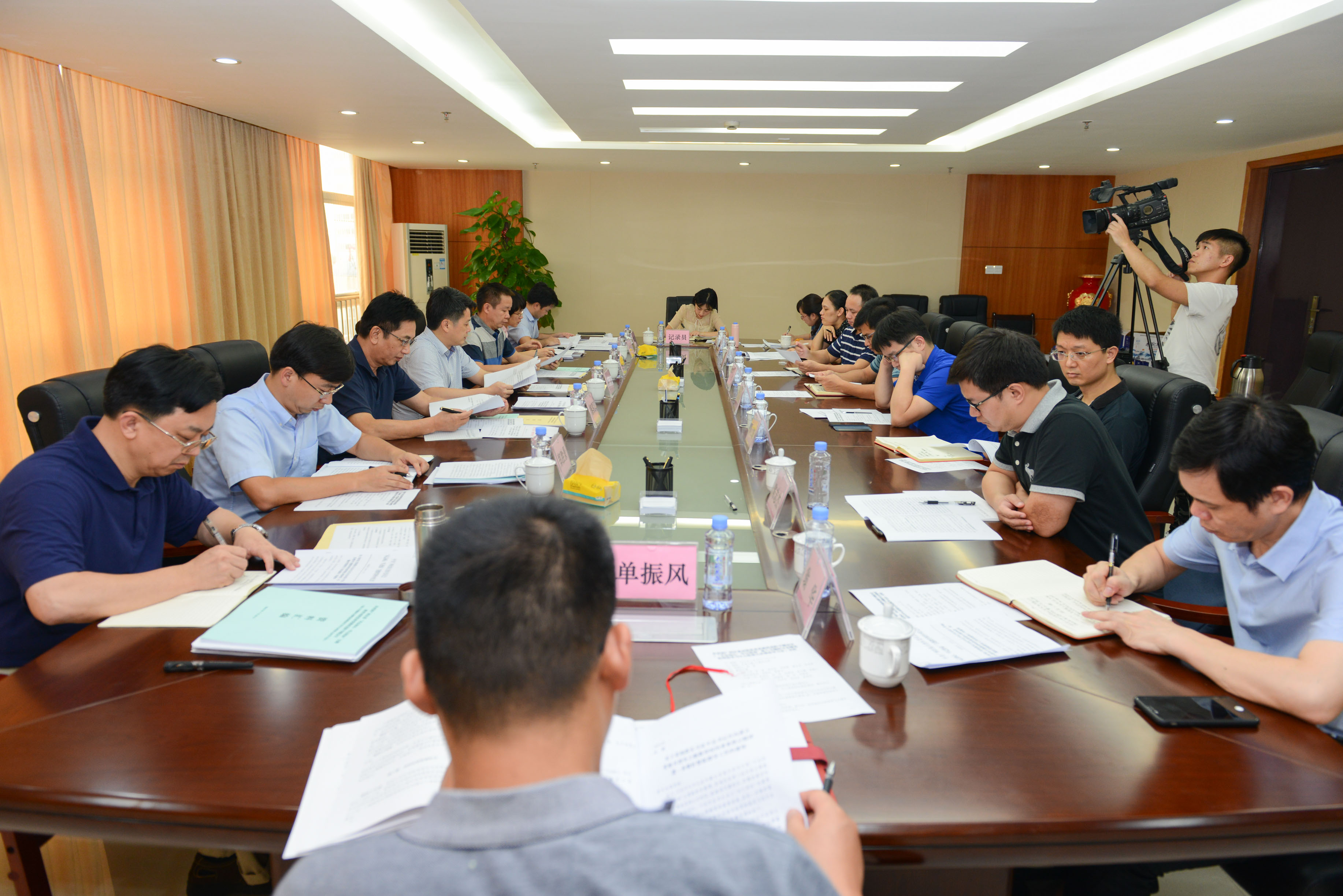 共青团广西区委召开“不忘初心、牢记使命” 主题教育对照党章党规找差距专题研讨会议