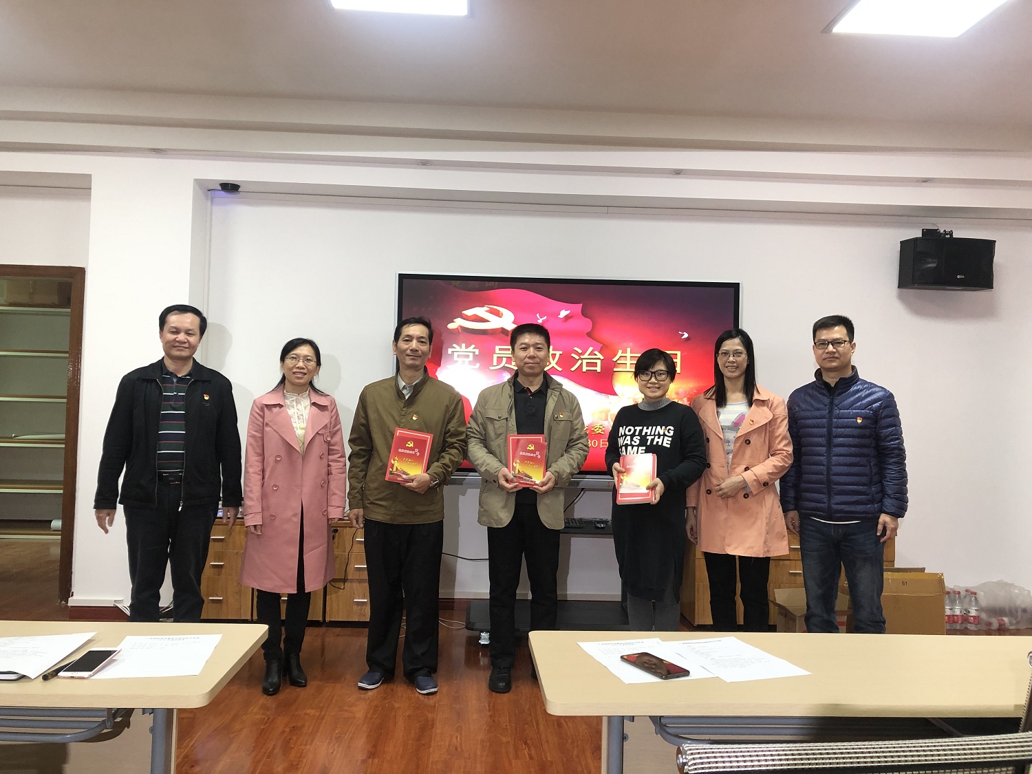 牢记党员身份，过好“政治生日”，承载初心，凝聚力量