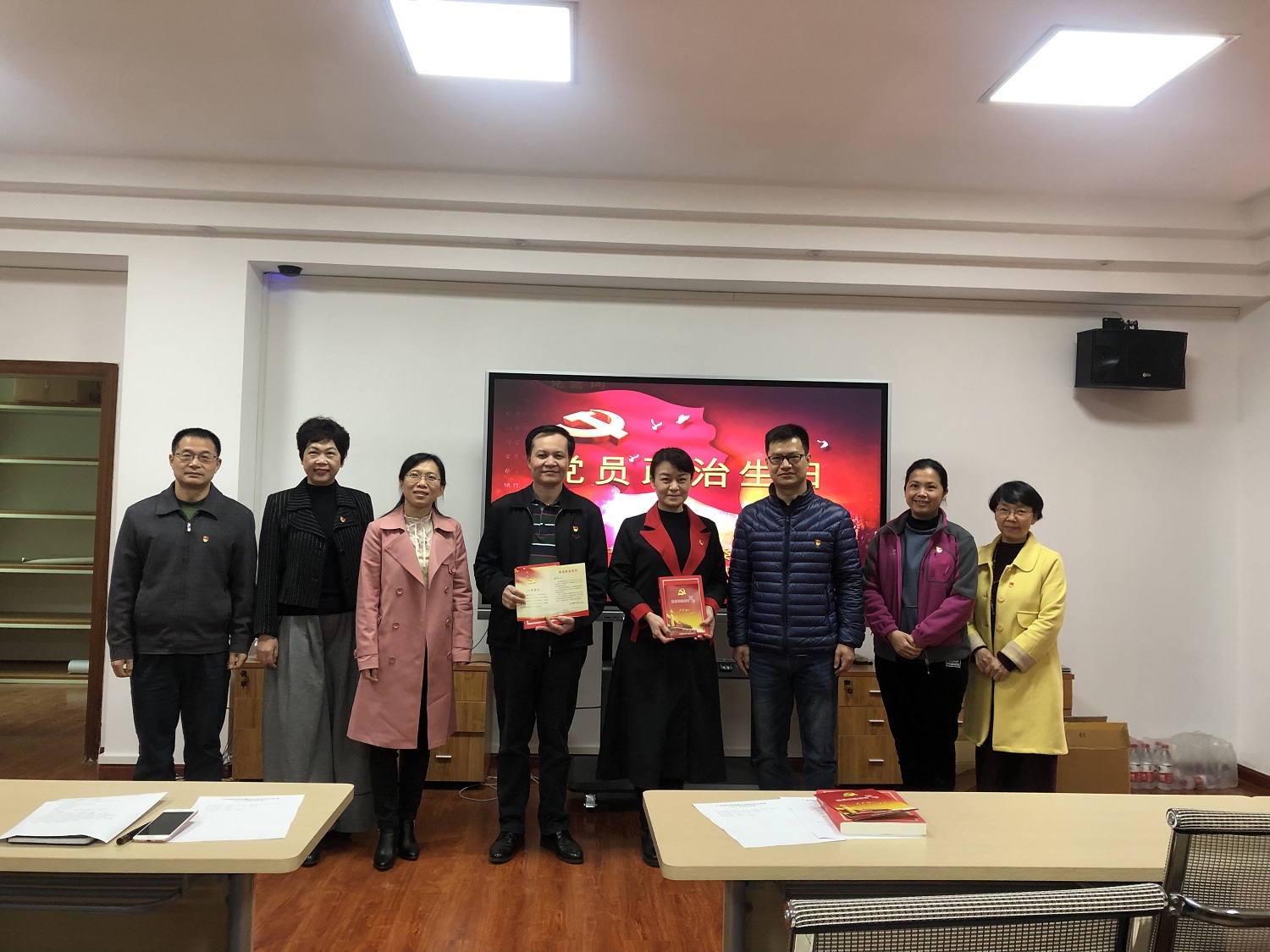 牢记党员身份，过好“政治生日”，承载初心，凝聚力量