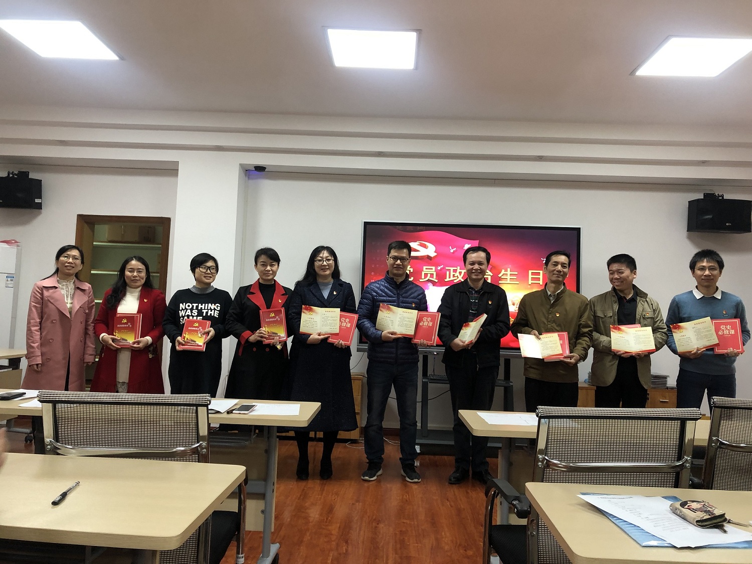 牢记党员身份，过好“政治生日”，承载初心，凝聚力量