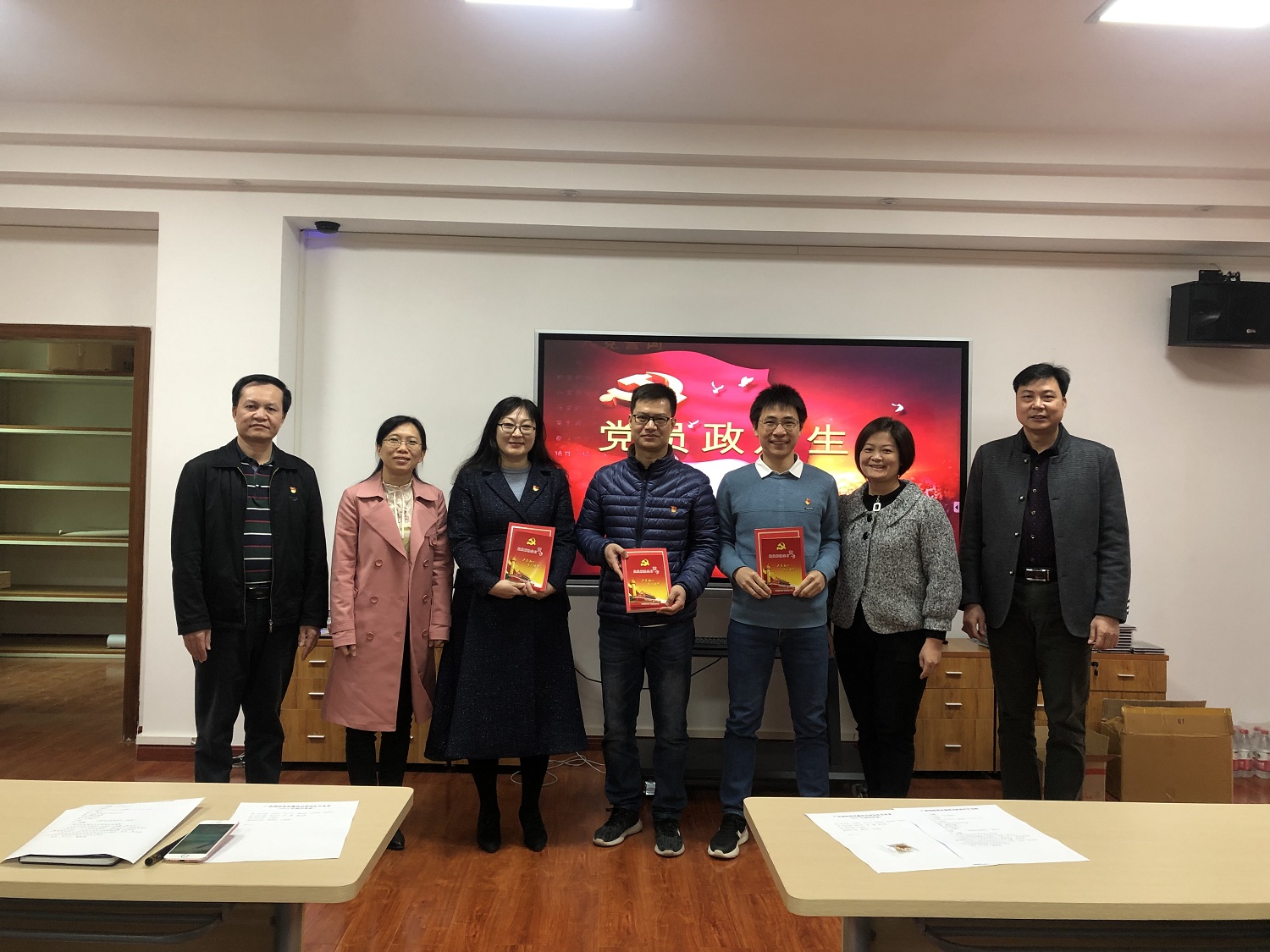 牢记党员身份，过好“政治生日”，承载初心，凝聚力量