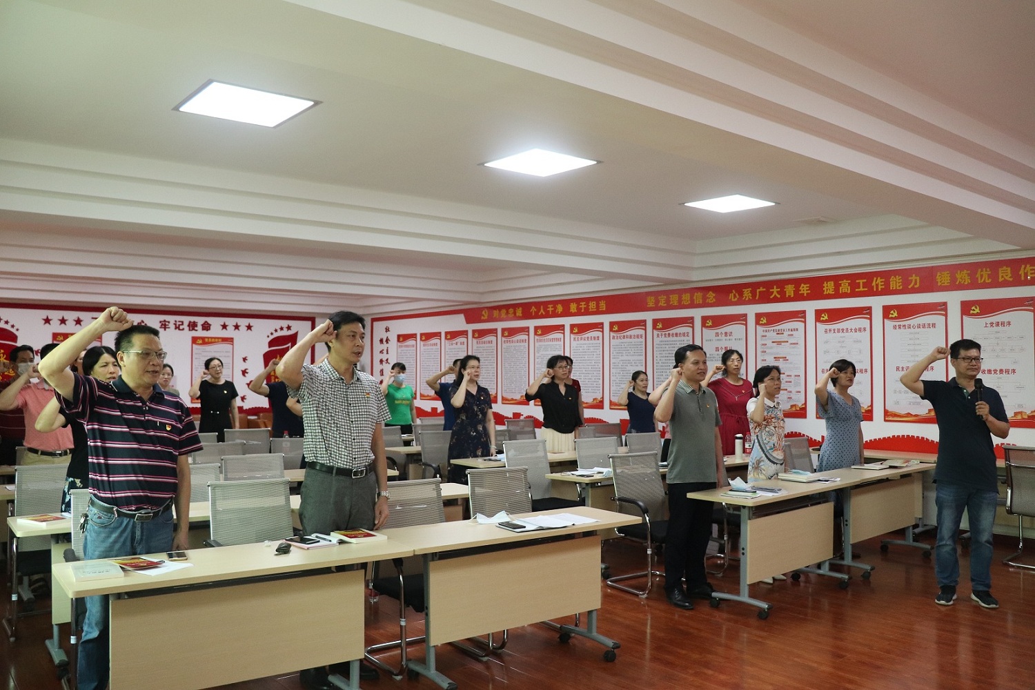 牢记党员身份、不忘入党初心——我校为1-7月入党的在职党员过政治生日