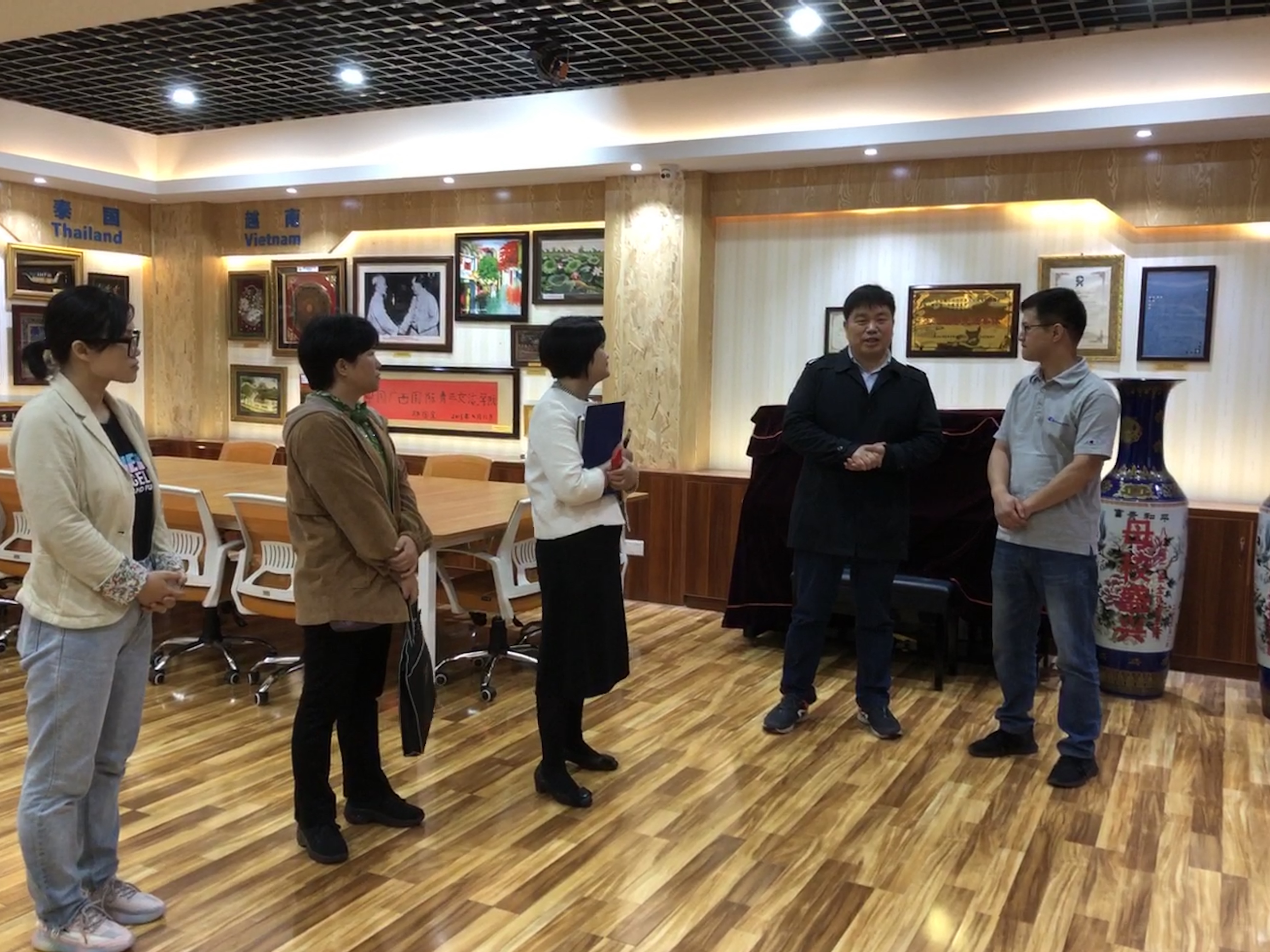 广西农业科学院农业科技信息研究所温国泉副所长率队到我校考察交流