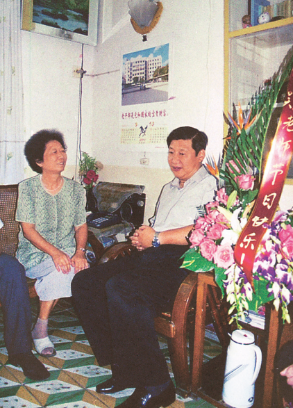 图为抗战老兵孙洪秀(左三)用拐杖为武警广西总队百色支队官兵演示曾经战斗时的刺杀动作。唐明洋 摄