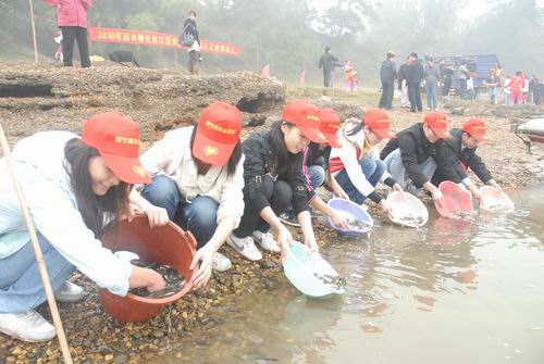 护母亲河 南宁市部分高校大学生青年志愿者邕