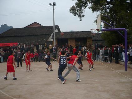 平乐县远程教育志愿者组织返乡农民工篮球赛系