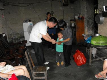 上林县青年志愿者开展关爱农民工子女活动_各