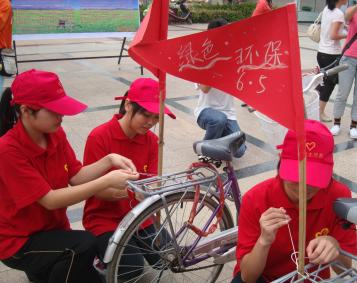 百色市青年志愿者开展自行车环城环保及交通宣