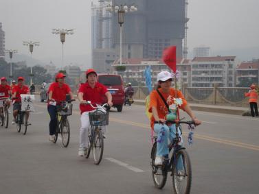 百色市青年志愿者开展自行车环城环保及交通宣