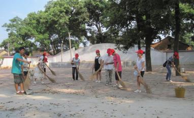 图为:志愿者们在打扫公园落叶