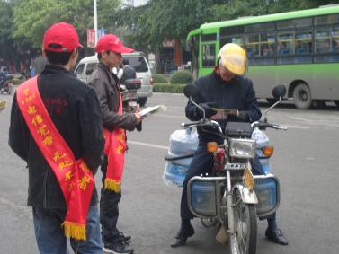 市委组织青年志愿者参与交通文明劝导活动_