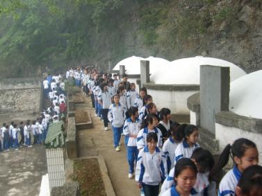 河池都安县万名团员青年参加清明祭扫主题教育