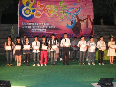 岑溪:岑溪中学第八届校园十大歌手比赛圆满落