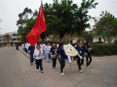 钦州学院大学生青年志愿者协会开展清明扫墓活