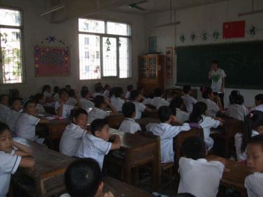 广西大学绿色环保协会志愿者走进江南区海飞学