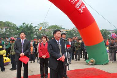 桂林:永福县举行第六届福寿节西江湖橡皮艇速