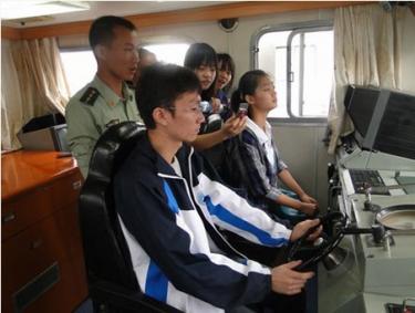 防城港市高级中学国旗护卫队队员到海警的艇