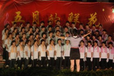 恭城县:莲花中学举行五月的鲜花 大合唱比赛