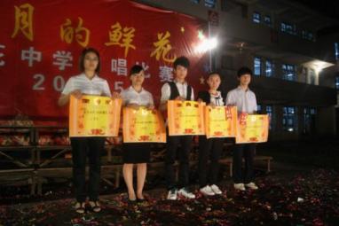 恭城县:莲花中学举行五月的鲜花 大合唱比赛