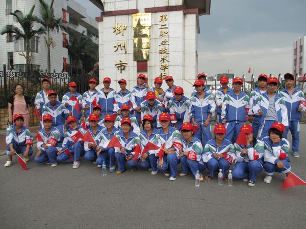 柳州二职青年志愿者为创城出一份力_各地市_