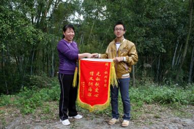 钦州学院大学生志愿者代表参加钦州市儿童福利