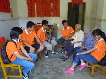 探访百岁老人 了解百年变迁--岑溪市返乡大学生