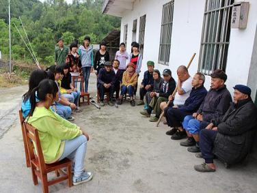 上林县塘红乡团委组织新入团学生到敬老院开展