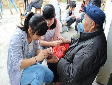 上林县塘红乡团委组织新入团学生到敬老院开展